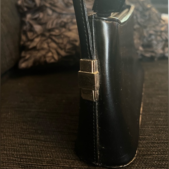 Black handbag. Silver coloured details on zip, feet on bottom and side detail - Picture 5 of 8